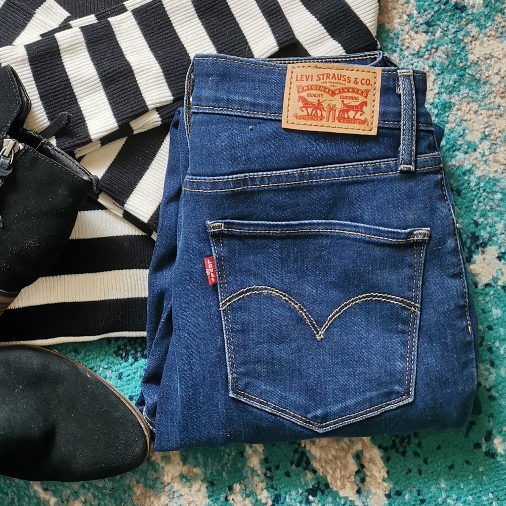 ✨Levi's High waisted jeans